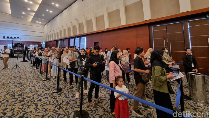 Penukaran uang walk thru di salah satu mal Surabaya.