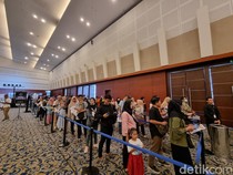 Perjuangan Pemburu Uang Baru Lebaran di Antrean Walk Thru