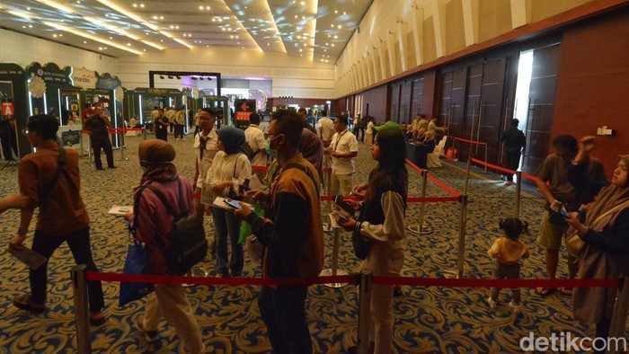 Penukaran uang walk thru di salah satu mal surabaya