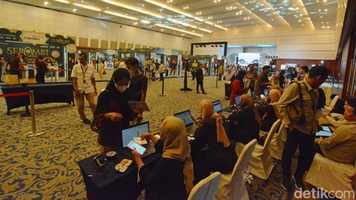 Warga Surabaya Manfaatkan Walk Thru Tukar Uang Baru di Mal