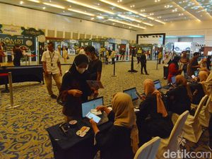 Warga Surabaya Manfaatkan Walk Thru Tukar Uang Baru di Mal