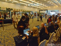 Warga Surabaya Manfaatkan Walk Thru Tukar Uang Baru di Mal