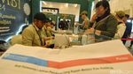 Warga Surabaya Manfaatkan Walk Thru Tukar Uang Baru di Mal