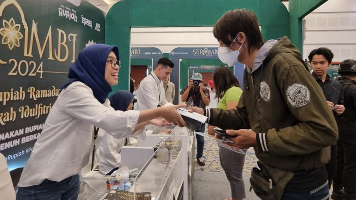 Penukaran uang walk thru di salah satu mal Surabaya.