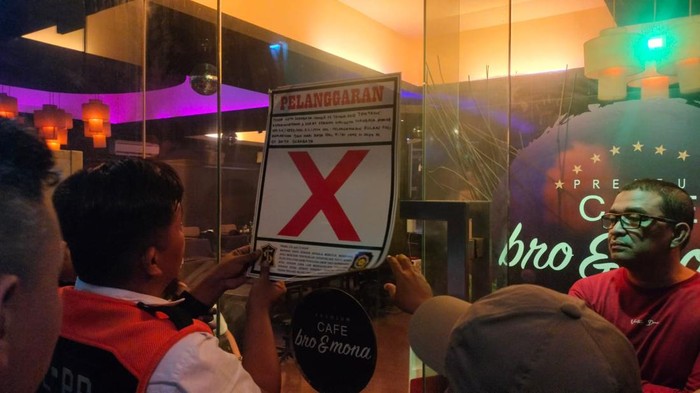 Penyegelan dan penyitaan minuman beralkohol dari salah satu tempat hiburan malam di Surabaya.