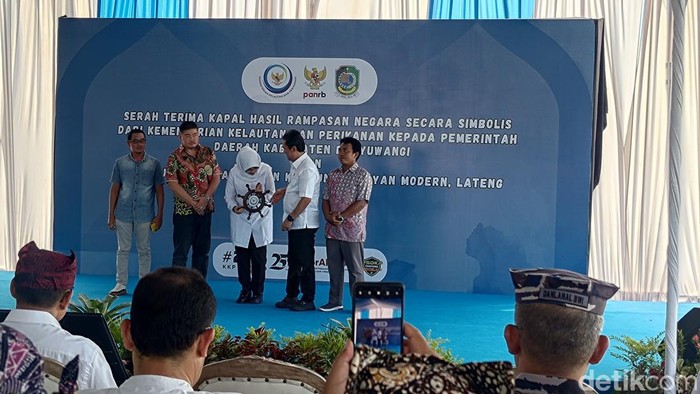 Penyerahan secara simbolis kapal rampasan Kementerian KKP untuk nelayan di Banyuwangi.