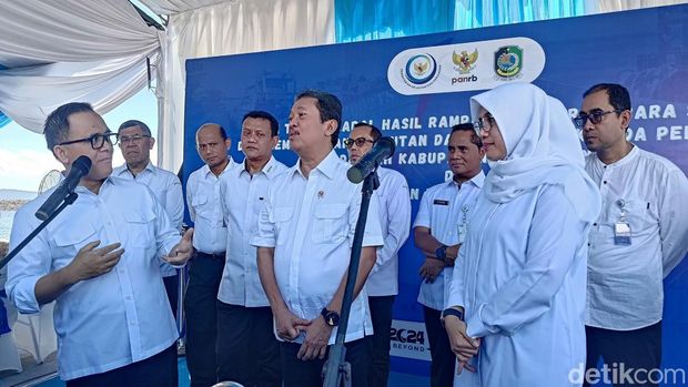 Penyerahan secara simbolis kapal rampasan Kementerian KKP untuk nelayan di Banyuwangi.