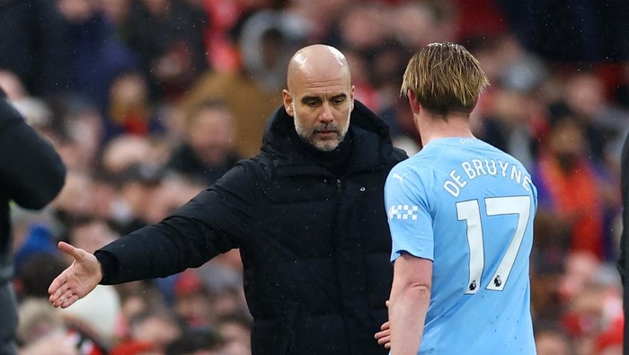 Soccer Football - Premier League - Liverpool v Manchester City - Anfield, Liverpool, Britain - March 10, 2024 Manchester Citys Kevin De Bruyne with manager Pep Guardiola after being substituted REUTERS/Carl Recine NO USE WITH UNAUTHORIZED AUDIO, VIDEO, DATA, FIXTURE LISTS, CLUB/LEAGUE LOGOS OR LIVE SERVICES. ONLINE IN-MATCH USE LIMITED TO 45 IMAGES, NO VIDEO EMULATION. NO USE IN BETTING, GAMES OR SINGLE CLUB/LEAGUE/PLAYER PUBLICATIONS.