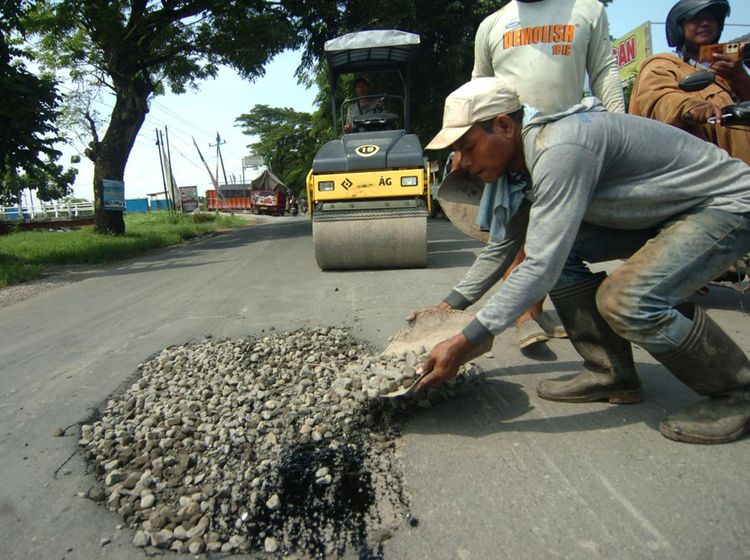Jelang Mudik, Jalur Alternatif Brebes-Tegal Diperbaiki