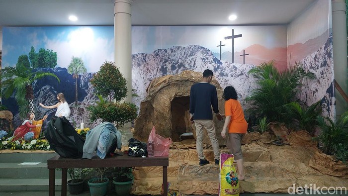 Persiapan panitia Paskah Gereja Santo Yoseph Palembang untuk ibadah Paskah.
