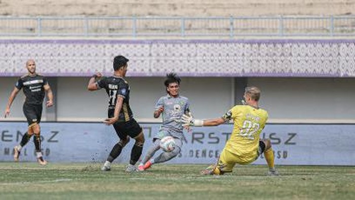 Pertandingan Dewa United vs Persebaya Surabaya di pertemuan pertama.