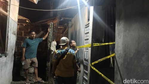 Petugas memasang garis polisi di lokasi anak bunuh ibu kandung di Kupang, NTT.