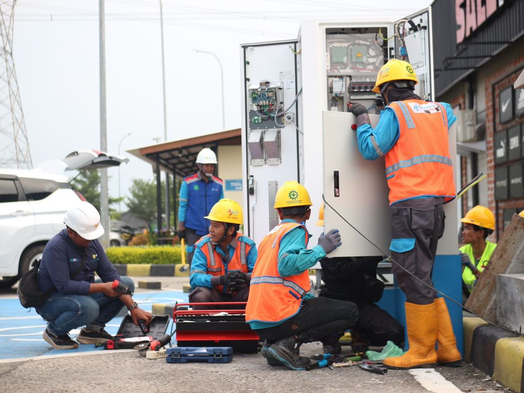 Petugas PLN tengah melakukan instalasi dan integrasi sistem pada SPKLU di rest area 389 B, Kendal, Jawa Tengah. (Dok: PT PLN (Persero)