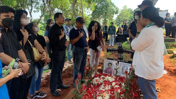 Pihak keluarga memakamkan ibu dan anak lansia yang ditemukan meninggal dunia dan membusuk di rumah, Cilandak, Jaksel. Pemakaman digelar di TPU Kampung Kandang, Jagakarsa.