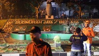 Api sudah tidak terlihat dari lokasi, namun sesekali masih terdengar suara ledakan. 