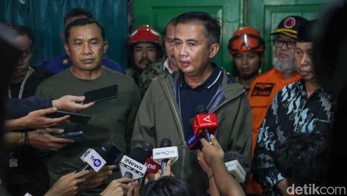 Pj Gubernur Jabar Cek Gudang Peluru Usai Kebakaran Pj Gubernur Jawa Barat Bey Machmudin mengecek Gudang Munisi Daerah (Gudmurah) di Bogor. Ledakan di lokasi sesekali masih terdengar.