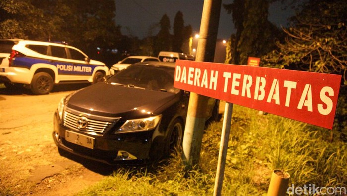Pj Gubernur Jabar Cek Gudang Peluru Usai Kebakaran Pj Gubernur Jawa Barat Bey Machmudin mengecek Gudang Munisi Daerah (Gudmurah) di Bogor. Ledakan di lokasi sesekali masih terdengar.