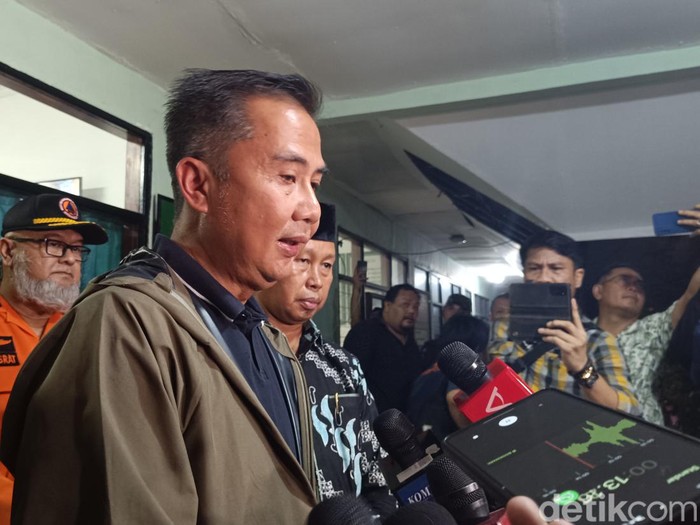 Pj Gubernur Jawa Barat Bey Machmudin meninjau lokasi kebakaran Gudang Munisi Daerah Kodam Jaya.