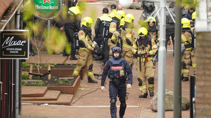 Police and emergency services gather as several people have been taken hostage in Ede, on March 30, 2024. 