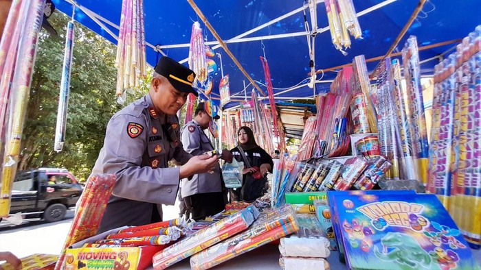 Polsek Banyuwangi saat melakukan razia petasan di pasar Banyuwangi.