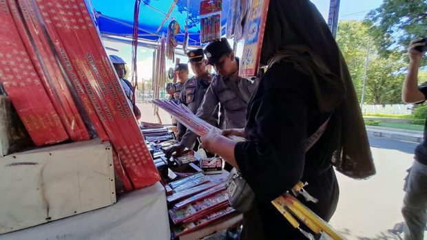 Polsek Banyuwangi saat melakukan razia petasan di pasar Banyuwangi.