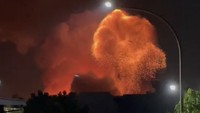Jajuli mengatakan untuk mendekat, harus berhati-hati. Sebab, gudang tersebut masih terbakar hingga saat ini.