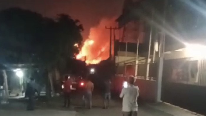 Kebakaran melanda gudang bahan peledak di perbatasan Kabupaten Bogor dengan Kota Bekasi, Jawa Barat. Api masih menyala hingga saat ini.