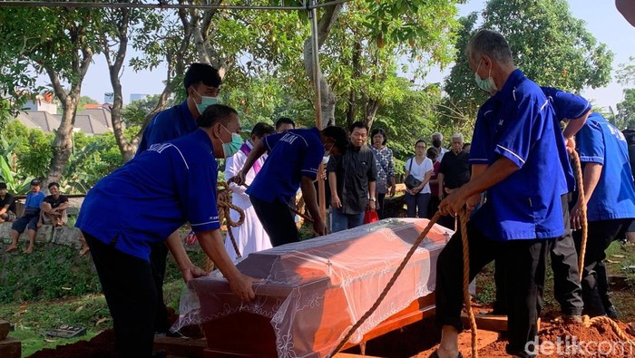 Proses pemakaman ibu dan anak lansia tewas membusuk di Jaksel