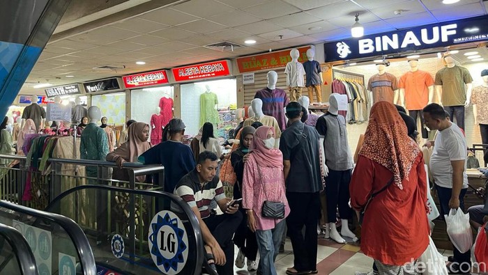 Ramainya Pasar Tanah Abang jelang Lebaran, Sabtu 30 Maret 2024 (Anggi/detikcom)