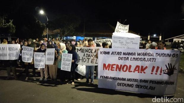 Ratusan warga Desa Linggarjati, Kecamatan Cilimus, Kabupaten Kuningan, menggelar aksi unjuk rasa di halaman Balai Desa Linggarjati, Jumat (29/3/2024) malam.  Mereka menolak pembangunan hotel di sana