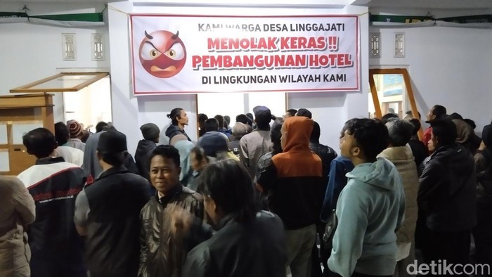 Ratusan warga Desa Linggarjati, Kecamatan Cilimus, Kabupaten Kuningan, menggelar aksi unjuk rasa di halaman Balai Desa Linggarjati, Jumat (29/3/2024) malam.  Mereka menolak pembangunan hotel di sana