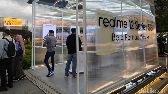 Realme 12 Series 5G Pop Up Event