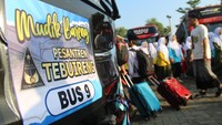 Sejumlah santri menaiki bus saat mengikuti mudik bareng di parkiran makam KH Abdurrahman Wahid atau Gus Dur Tebuireng, Kabupaten Jombang, Jawa Timur, Sabtu (30/3/2024).