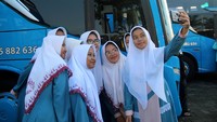 Sebelum berangkat, para santri menyempatkan untuk berswafoto di samping bus.