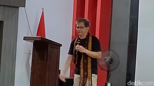 Rocky Gerung saat mengisi acara di Kupang, NTT.