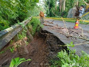 Ruas Jalan Kulon Progo-Purworejo Via Perbukitan Menoreh Amblas!