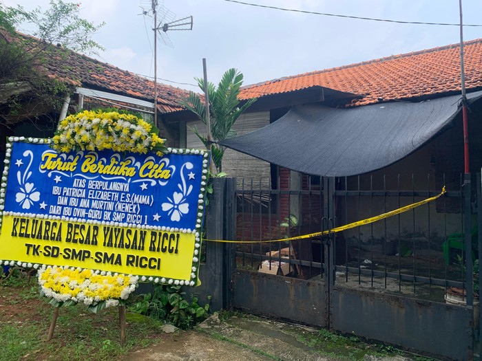 Rumah tempat kejadian perkara (TKP) pasangan ibu dan anak lansia ditemukan meninggal membusuk, Pondok Labu, Cilandak, Jakarta Selatan (Jaksel).