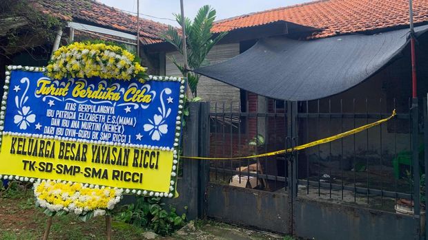 Rumah tempat kejadian perkara (TKP) pasangan ibu dan anak lansia ditemukan meninggal membusuk, Pondok Labu, Cilandak, Jakarta Selatan (Jaksel).