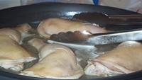 Tega! Pengantin ini seolah tak peduli dengan sajian makanan di acara pernikahannya. Hanya ada ayam rebus tanpa bumbu dan perasa yang disuguhkan kepada tamu yang datang. Foto: Bored Panda