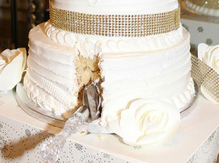 Kacau! 10 Hidangkan Makanan Buruk di Acara Pernikahan