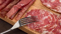 Kacau! Pengantin dengan biaya pernikahan terbatas ini memaksa tamu yang datang untuk membayar makanan. Mereka hanya menyajikan irisan daging untuk charcuterie, sementara untuk pelengkap lainnya para tamu harus membayar. Foto: Bored Panda