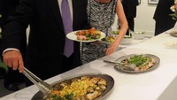 Jika biasanya acara kondangan menyajikan makanan dalam bentuk buffet, tidak dengan yang satu ini. Hanya ada suguhan makanan dalam porsi kecil yang diletakkan pada meja panjang. Foto: Bored Panda