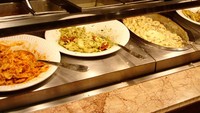 Pesta pernikahan ini tampak kurang serius menghidangkan makanan suguhan untuk tamu. Tak ada penjelasan menu makanannya hingga sendoknya kerap kali jatuh ke dalam mangkuk saji. Foto: Bored Panda