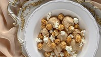 Seorang netizen membagikan hidangan di acara pernikahan yang paling unik yang pernah ditemuinya. Ia hanya melihat suguhan popcorn dan es krim di atas meja makan. Foto: Bored Panda
