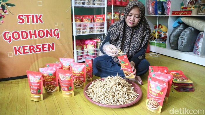 Sashie Wulandari pengusaha camilan stik daun kersen ditemui di rumahnya Desa Karangbener Kecamatan Bae, Kudus, Sabtu (30/3/2024).