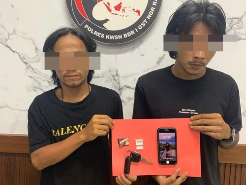 Sat Resnarkoba Polres Kawasan Bandara I Gusti Ngurah Rai menangkap dua pria saat hendak melakukan transaksi sabu-sabu di kawasan Kedonganan, Kuta, Badung, Bali. (Foto: Istimewa)