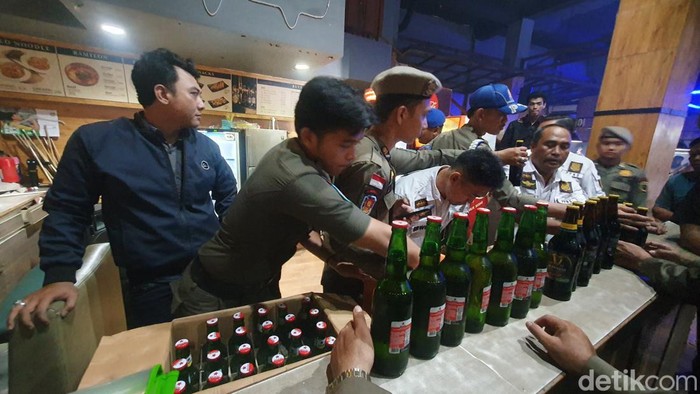 Satpol PP merazia tempat biliar dan menemukan penjualan miras tanpa izin di Kota Palembang.
