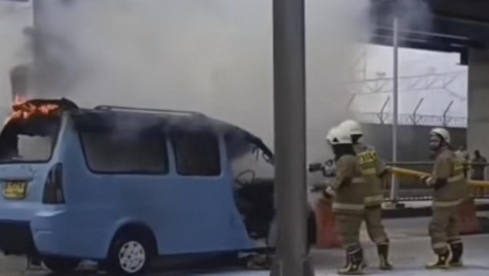 Sebuah angkot terbakar di sekitar MRT Lebak Bulus, Jaksel, 30 Maret 2024 (screenshot video viral)