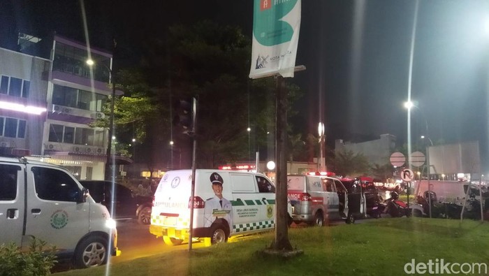 Ambulans Berdatangan ke Area Bencana Ledakan Gudang Amunisi Kodam Jaya