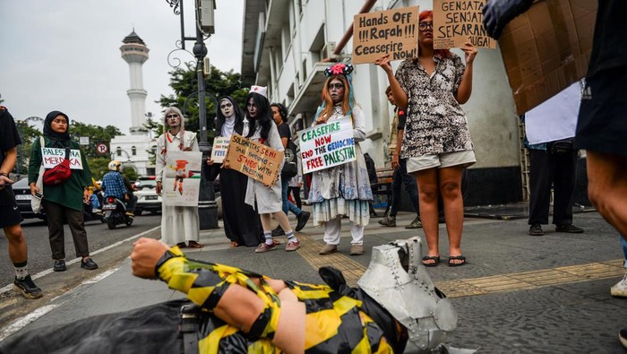 Relawan dari comjurig melakukan aksi teatrikal di Jalan Asia Afrika, Bandung, Jawa Barat, Sabtu (30/3/2024). Seniman teater dari laboratorium tubuh dan pusat studi mime Bandung menggelar aksi teatrikal yang bertemakan “Letup Seru Denyut Nyala Nafas Api” yang digelar dalam rangka solidaritas untuk Palestina yang dilakukan secara serentak di seluruh dunia. ANTARA FOTO/Raisan Al Farisi/foc.